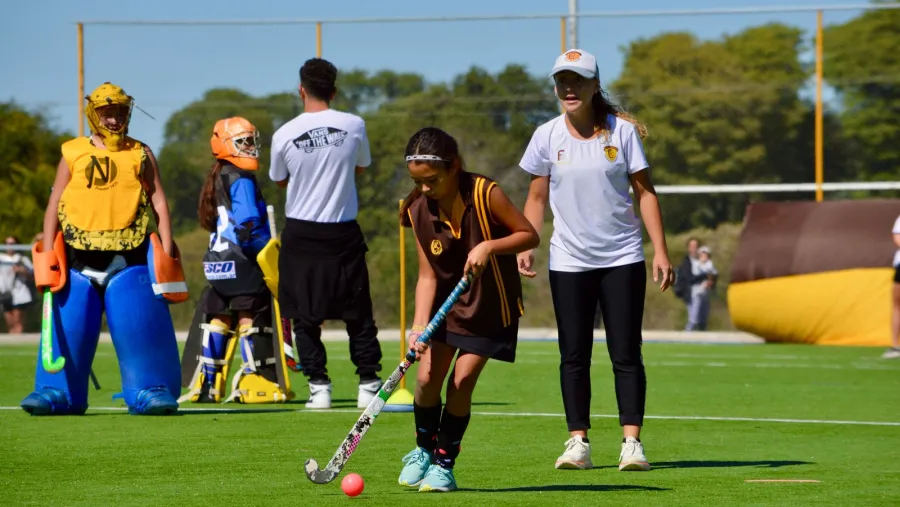 Capibá estrenó su sintético con un histórico Encuentro Infantil de Hockey sobre césped