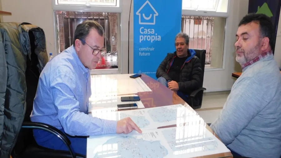 Bisogni repasó con dirigentes de Uocra la política habitacional