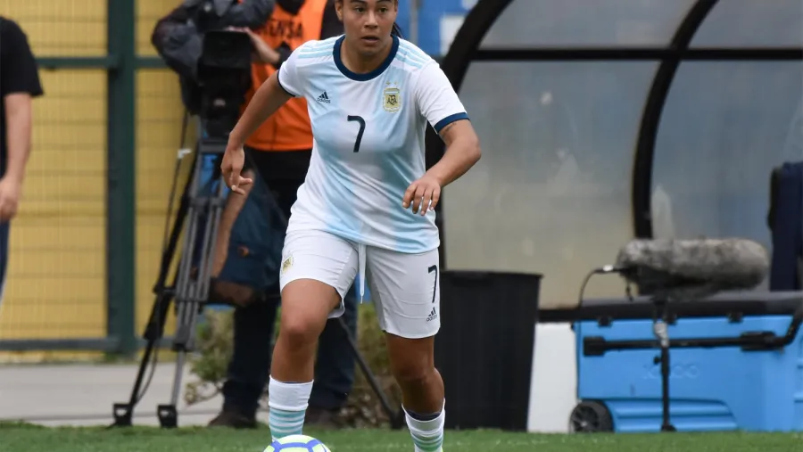 Fútbol: Argentina contará con la concordiense Yael Oviedo en el torneo del País Vasco