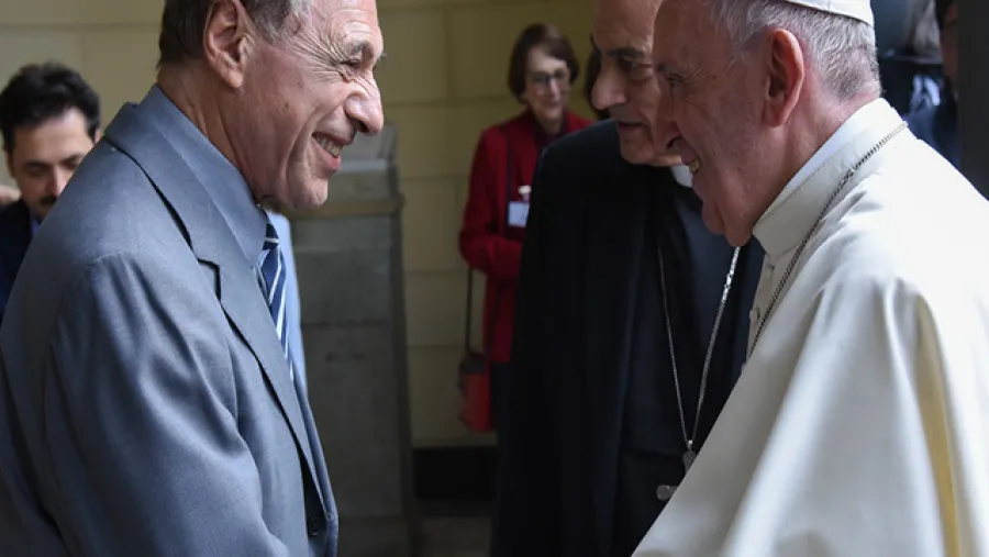 Eugenio Zaffaroni saluda al Papa Francisco