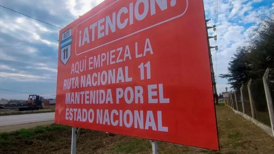 Carteles rojos para denunciar el "olvido" nacional. (GPSF).