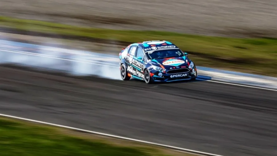 Antonino García, con el auto de Facundo Marques en el Turismo Nacional.