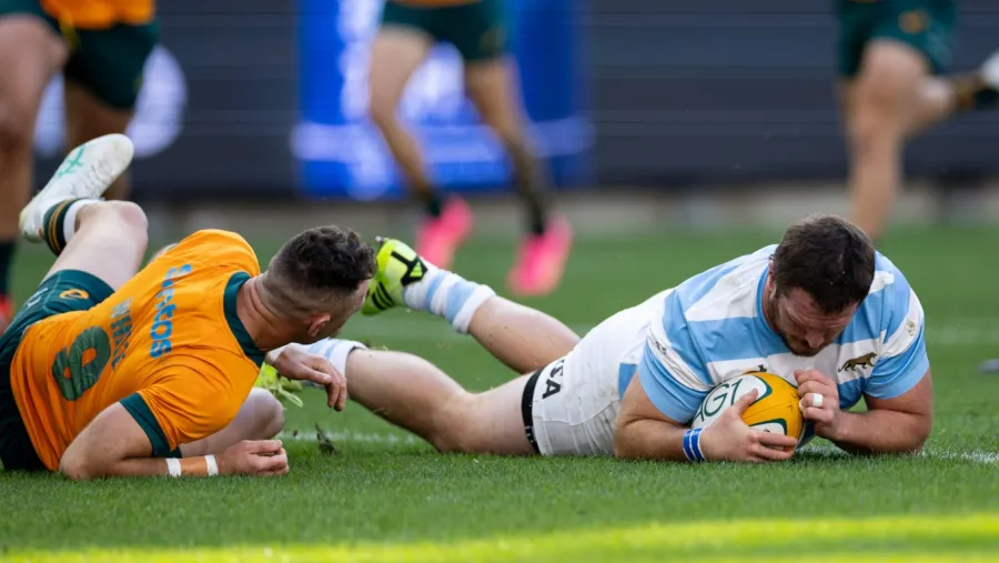 Julián Montoya anota un try frente a Australia.