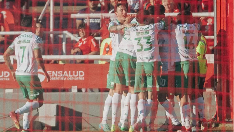 Jugadores de Banfield celebran un gol ante Independiente.