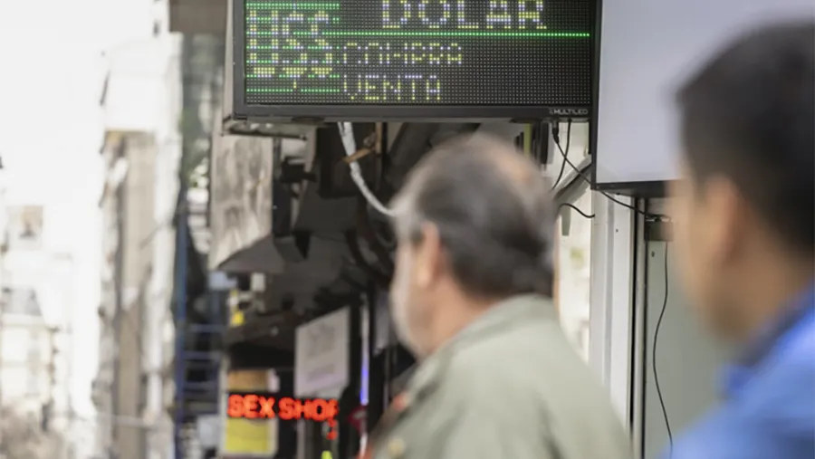 En el cierre de la semana, fuerte caída de acciones y bonos.