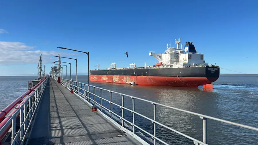 Pese a Vaca Muerta y el campo, Argentina prevé un déficit comercial por los próximos cuatro años Llegada de buque Suesmex a Puerto Rosales, provincia de Buenos Aires.