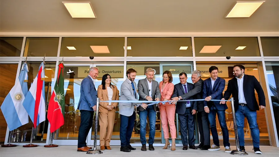 El primer mandatario provincial presidió la inauguración de las obras de ampliación y modernización del aeropuerto “Comodoro Pierrestegui” de Concordia.