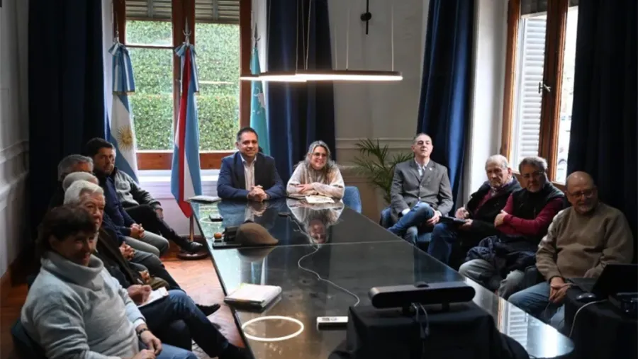 El intendente de Gualeguaychú Mauricio Davico y los ambientalistas afines se reunieron sin acceso a la prensa.