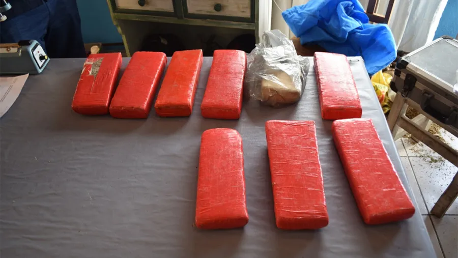 El operativo antidrogas en Gualeguaychú concluyó en primera instancia con 5 detenidos y poco más de 7 kilos de marihuana, entre otros elementos.