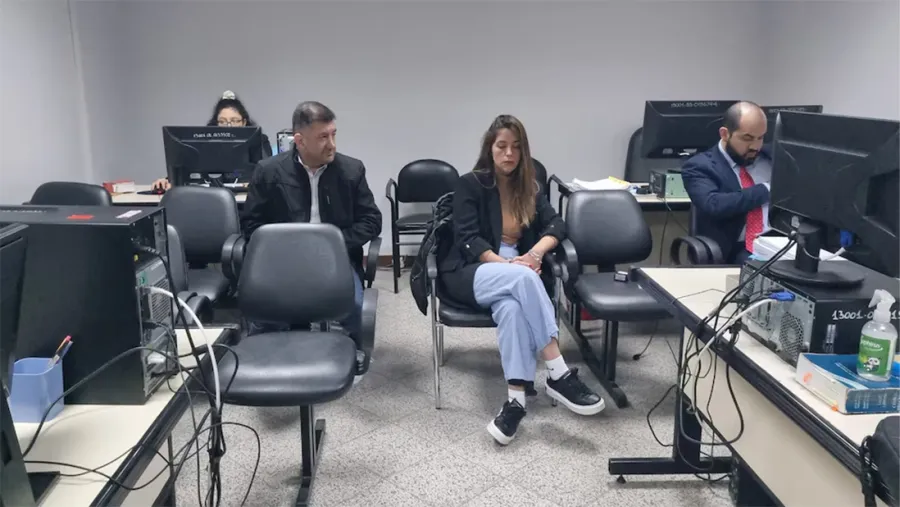 Edgardo Kueider y su pareja durante el juicio por contrabando que enfrentan en Paraguay.