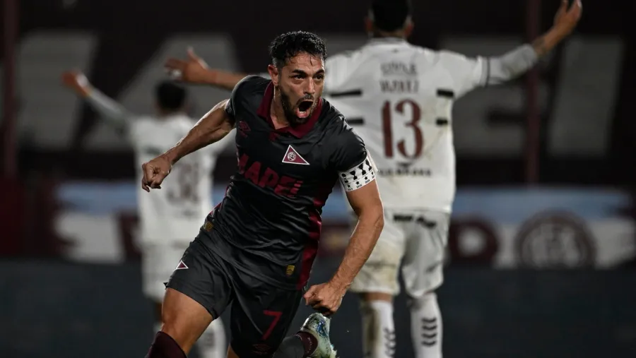 Lautaro Acosta celebra su gol ante Platense.