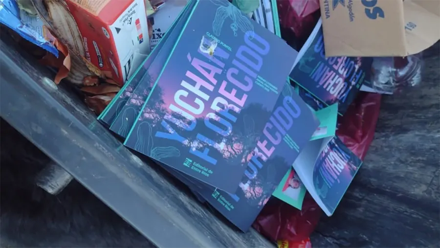 Los libros “Yuchán florecido” que fueron rescatados por su autor y advierte, pedagógicamente, la necesidad de saciar el hambre de tiza y pizarrón.