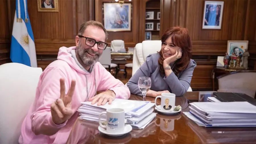 Imagen de archivo del padre Juan Carlos Molina junto a Cristina Kirchner.