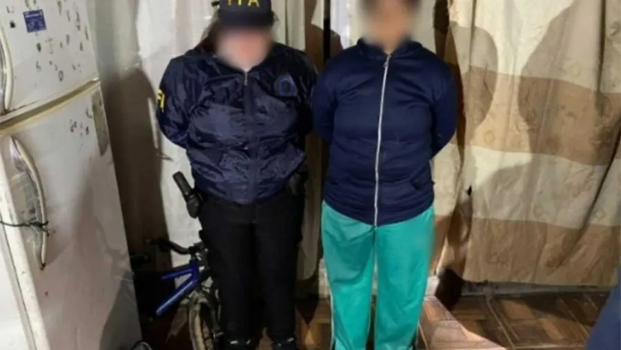 Una mujer quedó detenida luego de constatarse que poseía 124 dosis de cocaína y 86.000 pesos. “Dama narco” fue el apodo que le asignó el Ministerio de Seguridad de la Nación.