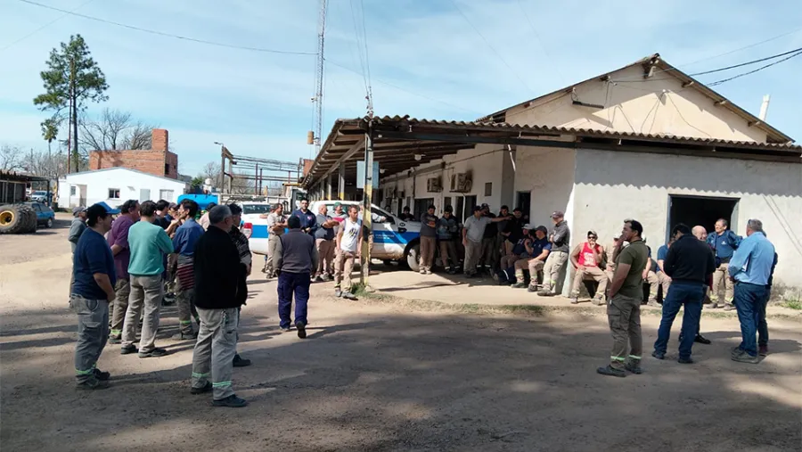 Los trabajadores de Obras Públicas de la Municipalidad de Gualeguaychú realizan asambleas en los lugares de trabajo y se encuentra en estado de alerta y movilización en reclamo laboral.