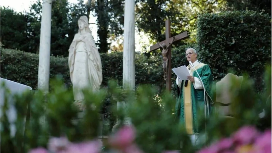 El papa León XIV se está convirtiendo en el defensor del clima que el mundo necesita. En la imagen, la primera Misa celebrada por el Cuidado de la Creación, en el Jardín de la Madonnina del Borgo “Laudato Si” en Castel Gandolfo.