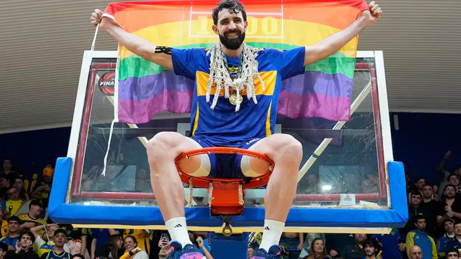 El alero gualeguaychuense Sebastián Vega en pleno festejos en La Bombonerita.