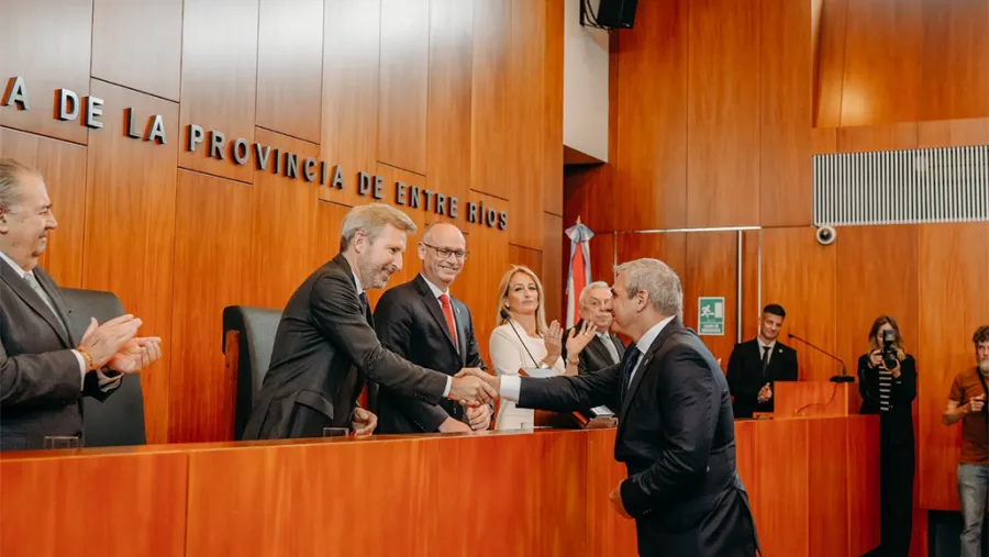 Imagen de archivo de la asunción de Carlos Federico Tepsich como vocal de la Sala Civil y Comercial del Superior Tribunal de Justicia de Entre Ríos, cuando es saludado por el gobernador Rogelio Frigerio.
