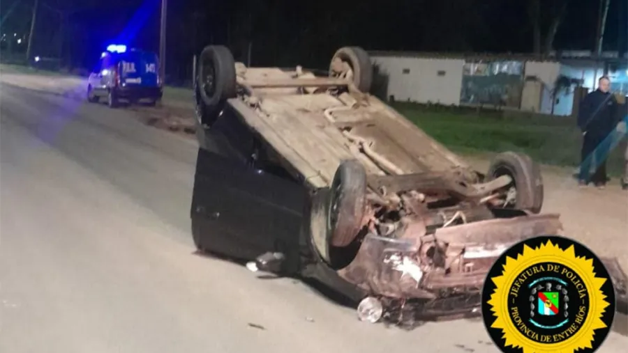La Policía fue alertada alrededor de las 6:10 que se había producido un vuelco en el ingreso a Concepción del Uruguay. El conductor sufrió lesiones menores y aparentemente tendría alcoholemia positiva.