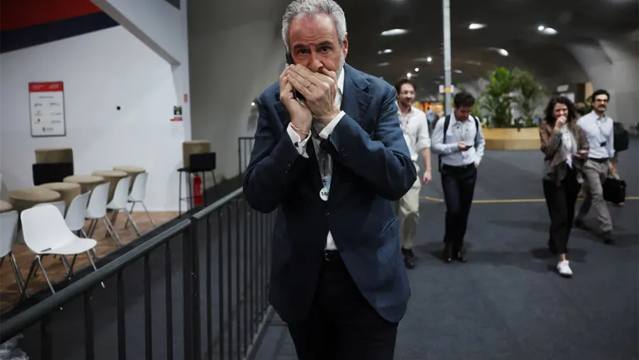 El presidente de la COP30, el diplomático brasileño André Corrêa do Lago, en los pasillos de la cumbre este sábado.