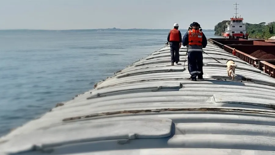 La Dirección General de Aduanas en un control de barcazas con bandera paraguaya sobre la Hidrovía Paraguay-Paraná.