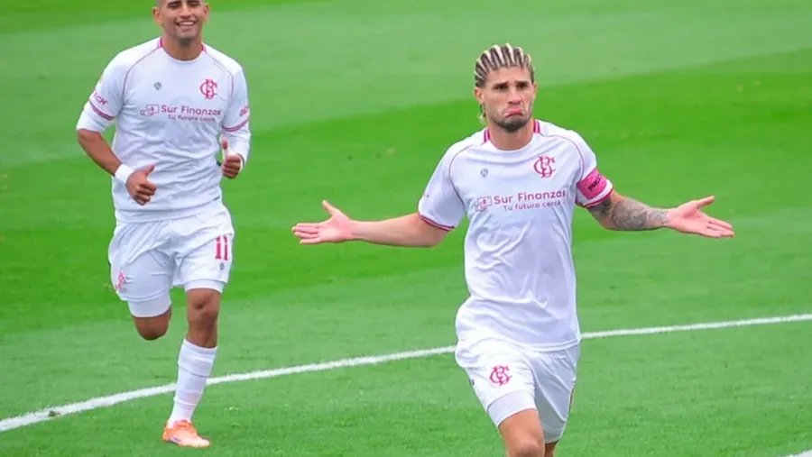 Rodrigo Insúa celebra un gol de Barracas Central.