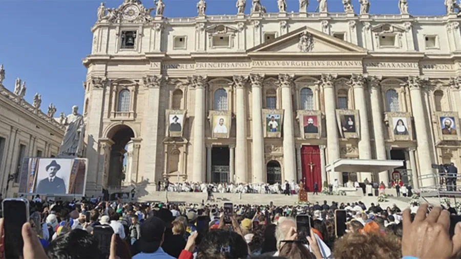 Más de 55.000 fieles se congregaron en la Plaza de San Pedro, para escuchar celebrar la Misa de canonización de siete nuevos santos. El papa León XIV destacó que los nuevos santos son “testigos del amor del Padre”.