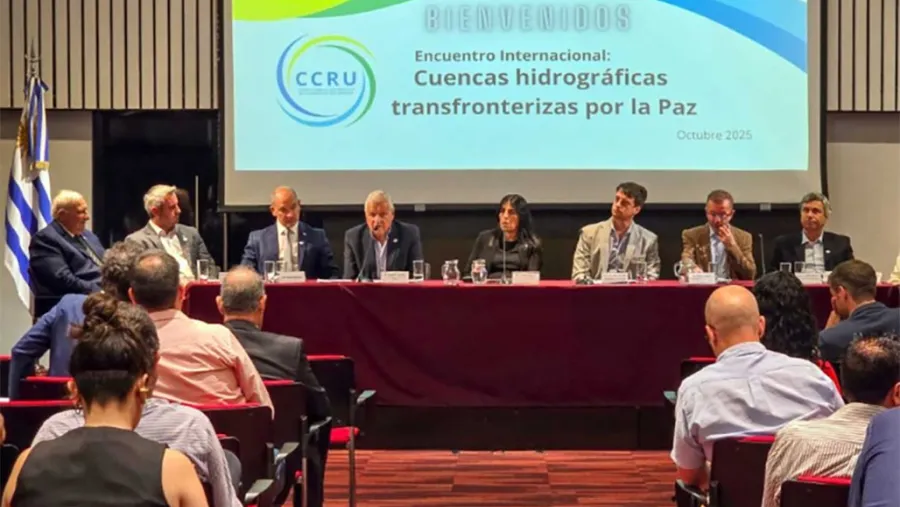 Argentina, Brasil y Uruguay iniciaron en Salto Grande el encuentro internacional “Cuencas Hidrográficas Transfronterizas por la Paz”. El encuentro se trasladará hoy a la Triple Frontera, en Barra do Quaraí, y se clausura mañana en la Isla Brasilera, con una Celebración Ecuménica por la Paz, seguida de espectáculos artísticos y ferias.