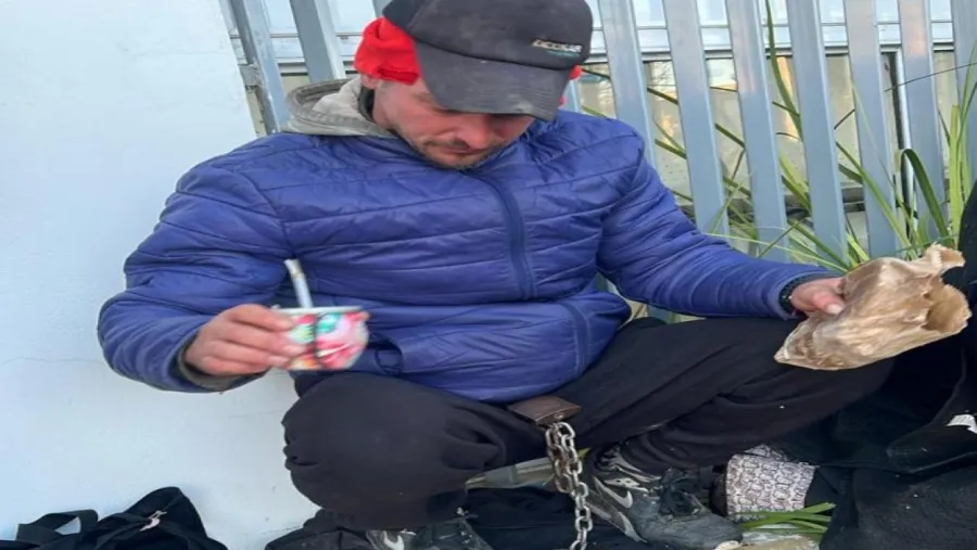 San Benito: un trabajador se encadenó frente al municipio tras perder su empleo