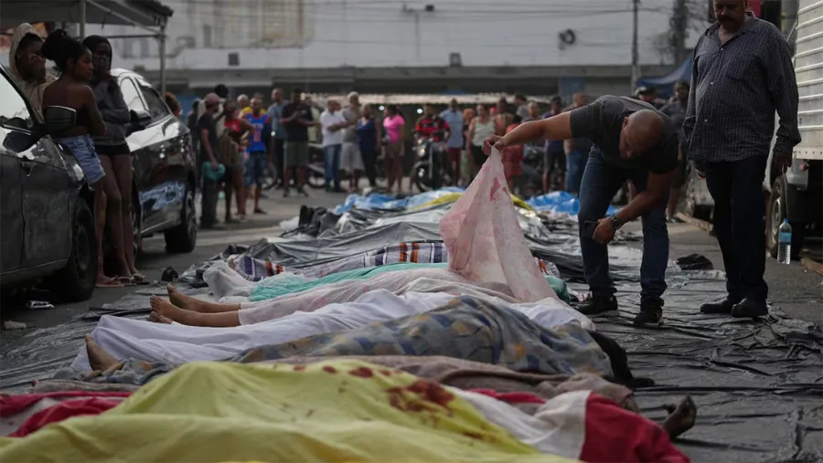 Un hombre observa los cadáveres de las personas en la redada policial contra Comando Vermelho, en Río de Janeiro.