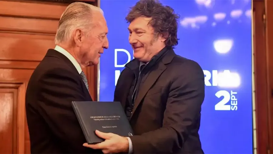 El empresario Daniel Funes de Rioja, extitular de la UIA, cuando recibió a Javier Milei en la entidad fabril; fue el año pasado, antes de las tensiones del Presidente con los industriales.