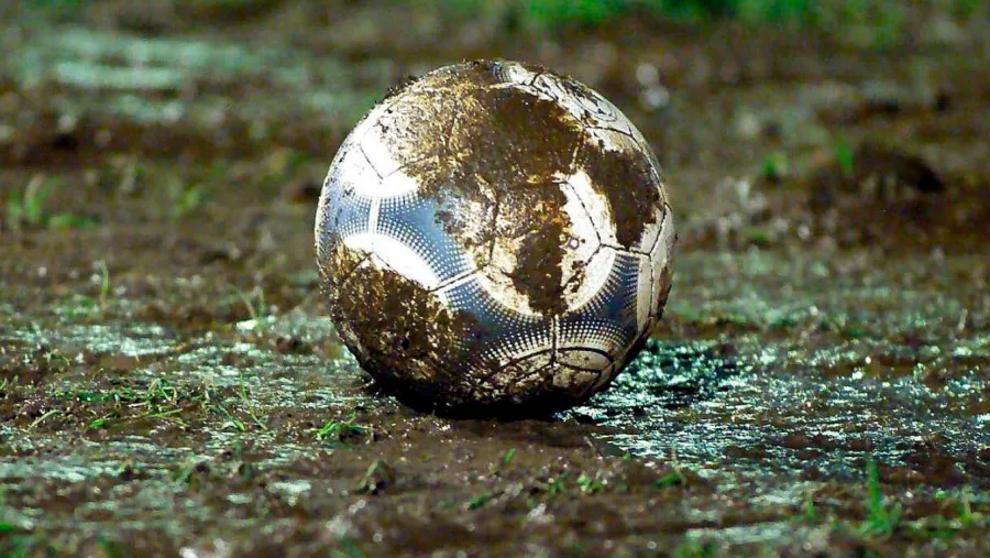 Pelota de fútbol embarrada.