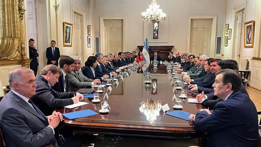 Otros tiempos, cuando Milei recibía a los gobernadores en Casa Rosada.