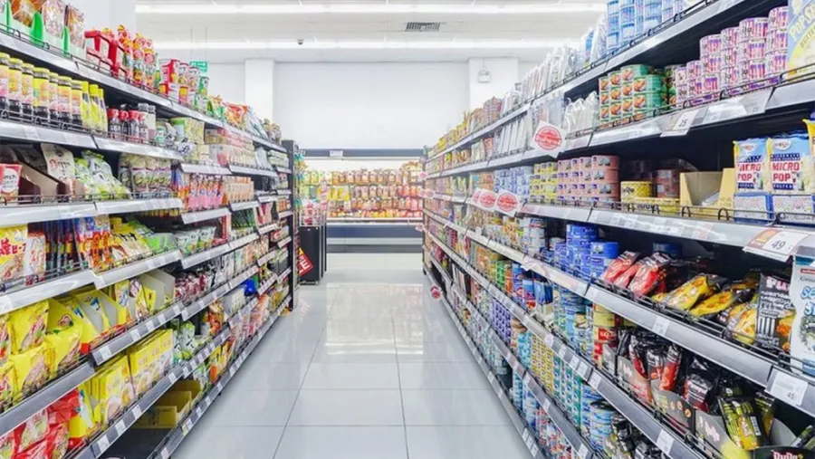 Góndolas. La mercadería se acumula y se vence por la caída de las ventas.