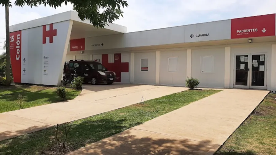 La víctima presenta lesiones graves y es asistida en el Hospital San Benjamín de Colón.