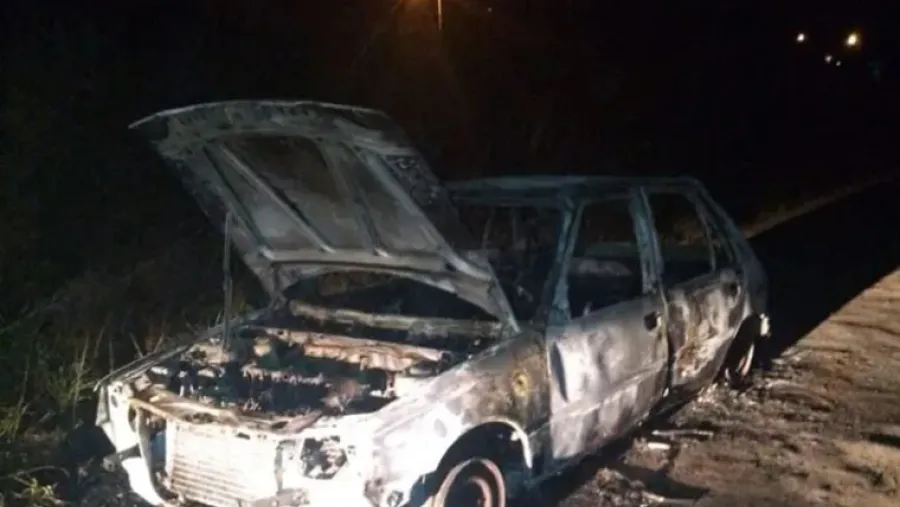 Pese a la intervención de bomberos y efectivos de Comisaría Tercera, el fuego avanzó con intensidad hasta consumir el auto en su totalidad.