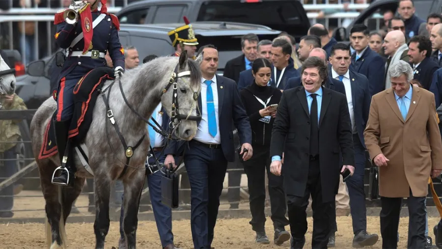 Imagen de archivo de Javier Milei cuando participó de la inauguración de la Expo Rural de Palermo 2024. El Presidente recibirá a la Mesa de Enlace tras confirmar la suba de las retenciones.
