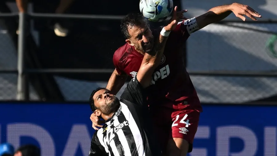 Carlos Izquierdoz le gana un duelo aéreo a Hulk - Copa Sudamericana 2025