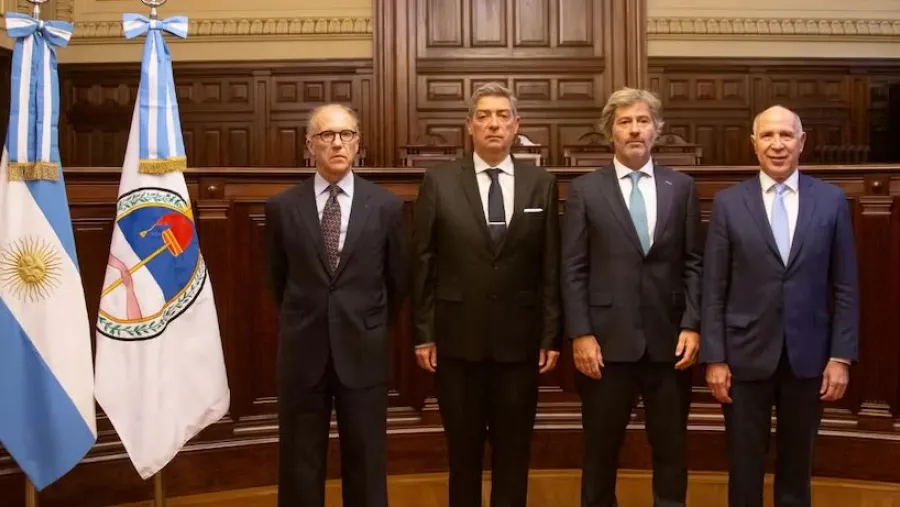 El ministro de Justicia, Juan Bautista Mahiques, junto a los jueces de la Corte Suprema