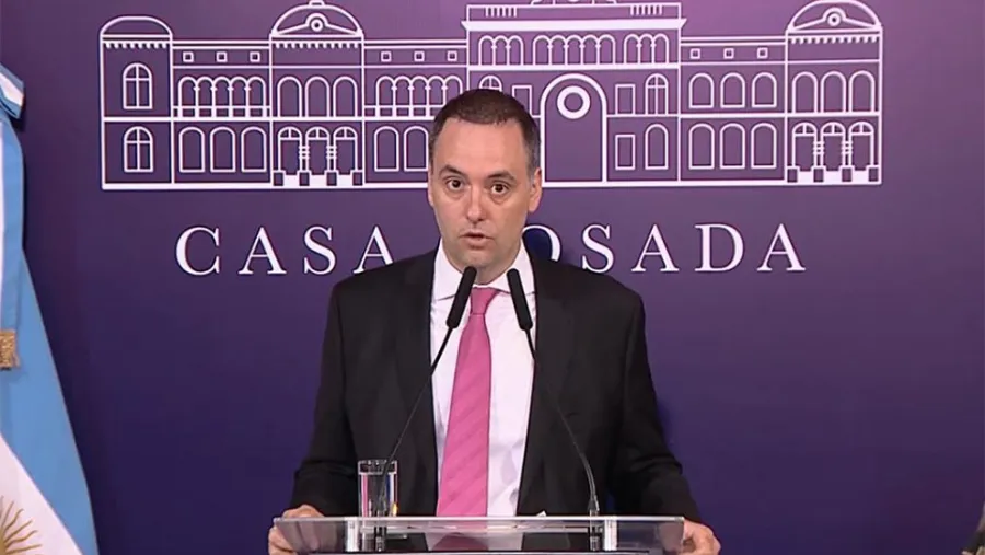 Manuel Adorni, vocero presidencial, debió salir a aclarar sobre los vínculos del empresario Leandro Scatturice y Laura Arrieta con el Gobierno de Javier Milei.