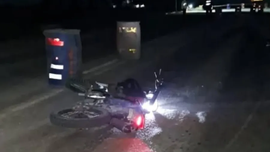 El conductor de una Honda XR250, que circulaba en sentido este-oeste, perdió el control y sufrió un vuelco. 