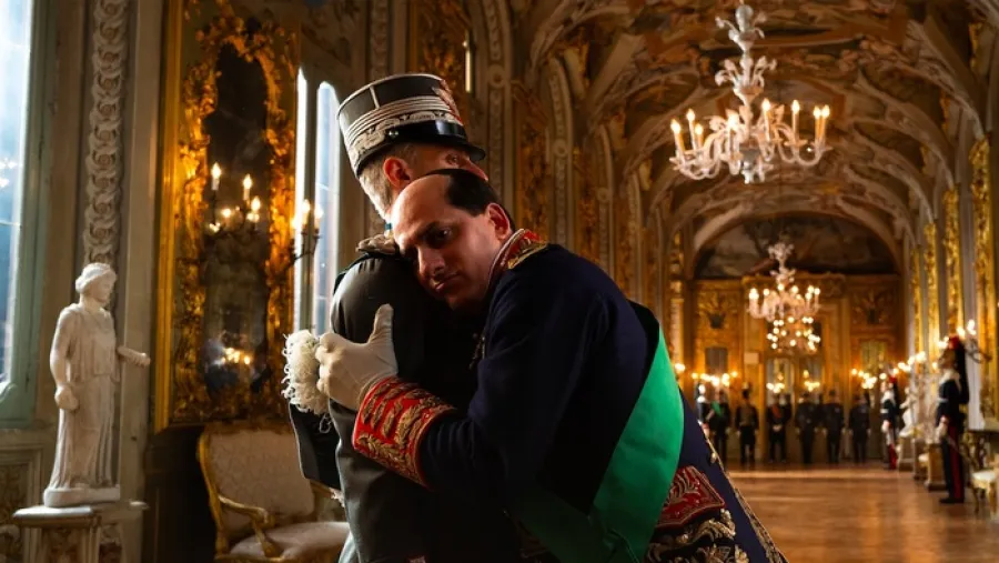 Luca Marinelli, irreconocible como Mussolini en la miniserie de Wright.