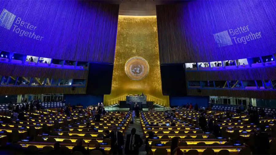 Auditorio de la Asamblea General en la conmemoración del 80º aniversario de la ONU.