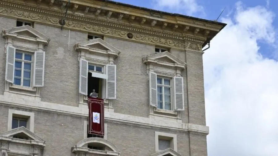 El papa León XIV, asomado desde el Palacio Apostólico a la hora del Ángelus. 