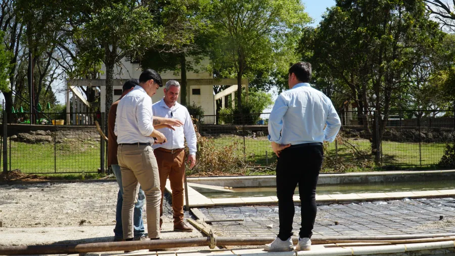 Autoridades supervisaron las obras de recuperación y construcción del natatorio del Parque Quirós, proyecto que se ejecuta en conjunto entre el Municipio de Colón y la Caja de Jubilaciones.