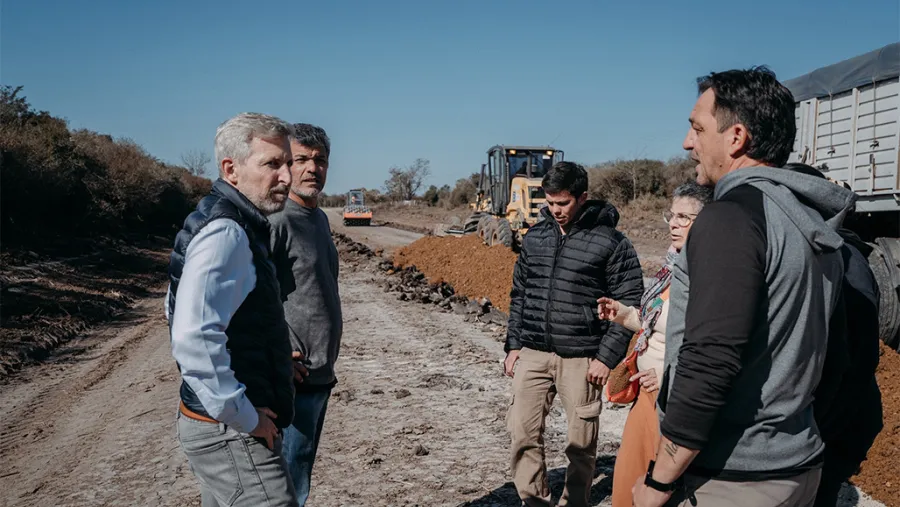 Rogelio Frigerio en Federal recorrió obras de infraestructura vial y viviendas.