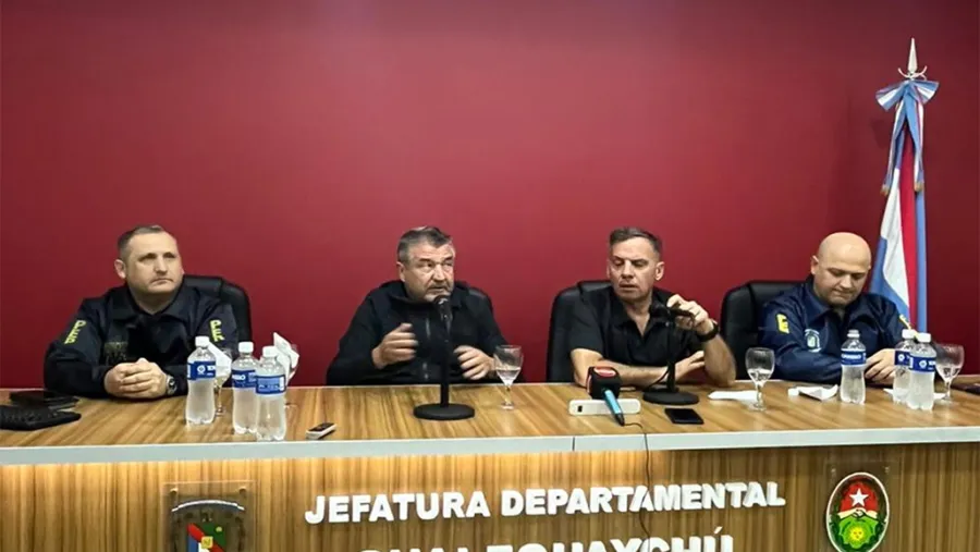 El ministro de Seguridad y Justicia, Néstor Roncaglia, presidió la conferencia de prensa acompañado por el jefe de la Policía de Entre Ríos, Claudio González, y el jefe departamental de Gualeguaychú, Luis Alberto Báez.