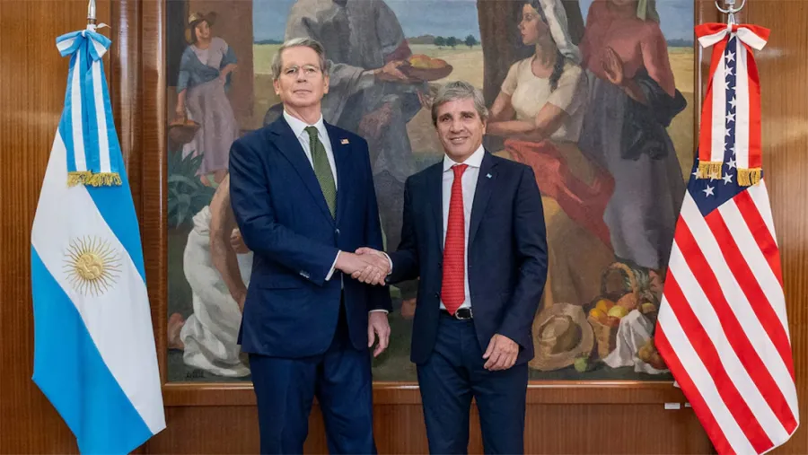 Imagen de archivo de Scott Bessent y Luis Caputo.