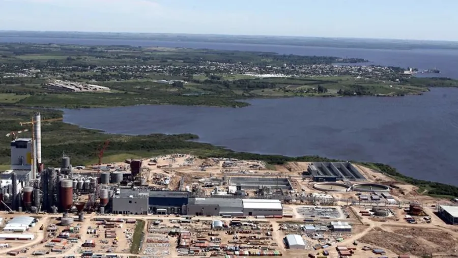 Vista aérea de la pastera de la empresa finlandesa UPM en Fray Bentos, generadora de conflictos sociales y ambientales.