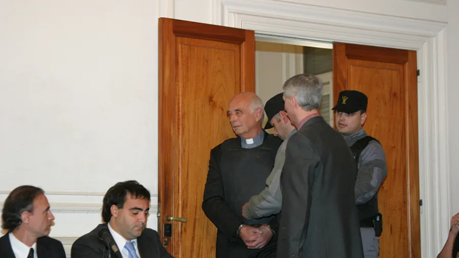 Von Wernich ingresa esposado juicio